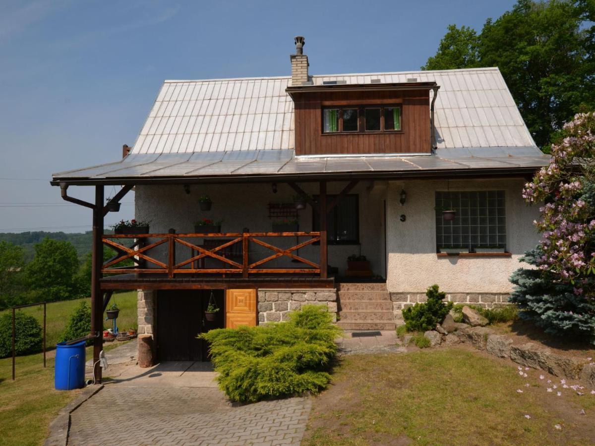 Villa House With The Pool And Fenced Garden à Hnanice  Extérieur photo